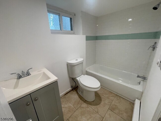 Building Photo - 43 Mapes Ave