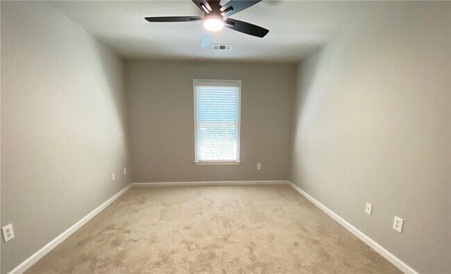 Building Photo - 1664 Oakbrook Lake Dr NW