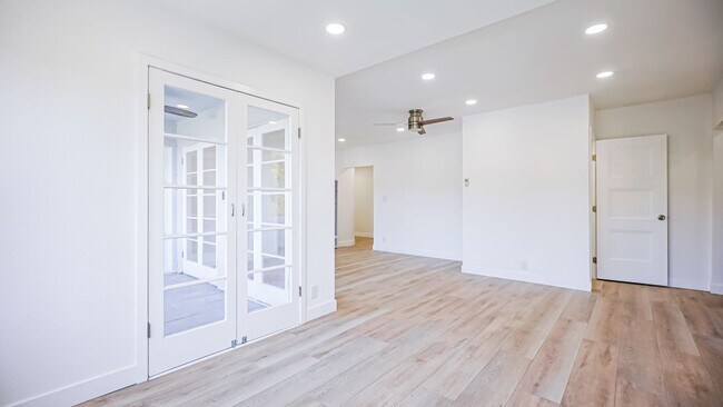 Building Photo - 2065-2067 1/2 Ivar