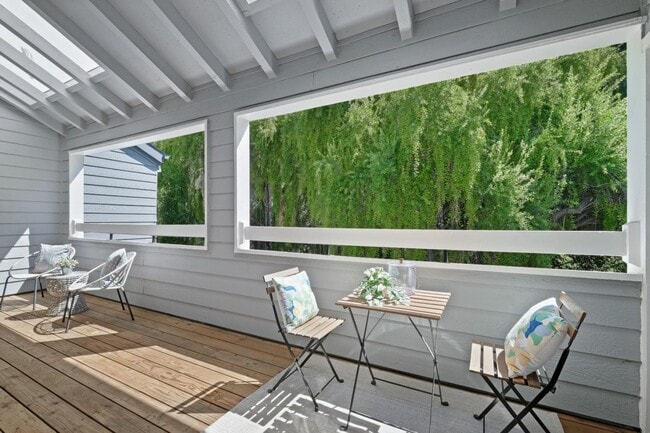 Building Photo - 1735 Parkview Green Cir