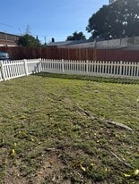 Building Photo - 10530 Hillhaven Ave