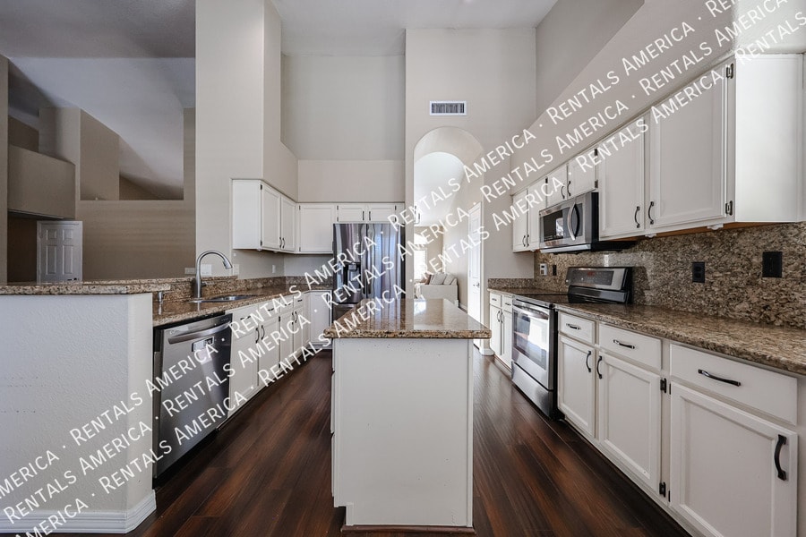 Building Photo - 6126 E Juniper Ave