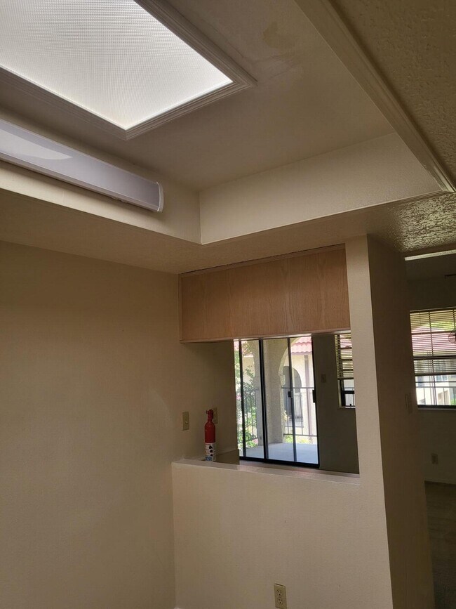 Building Photo - 827 Country Club Dr SE