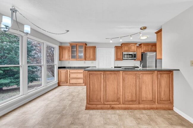 Building Photo - Spacious 3 Bedroom and 2.5 Bathroom