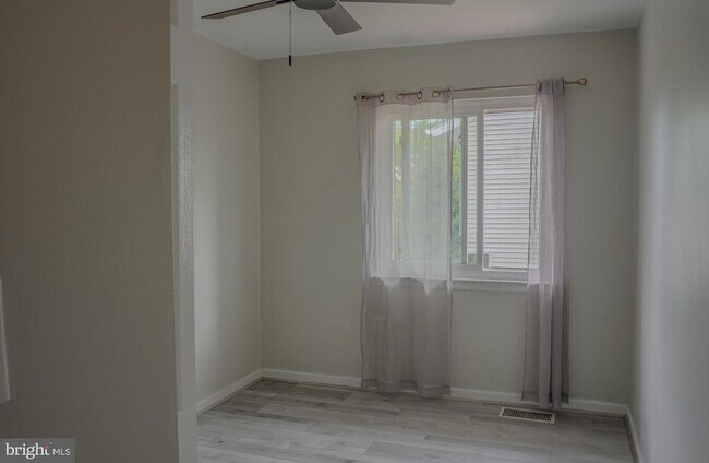 Building Photo - 8622 Village Square Dr