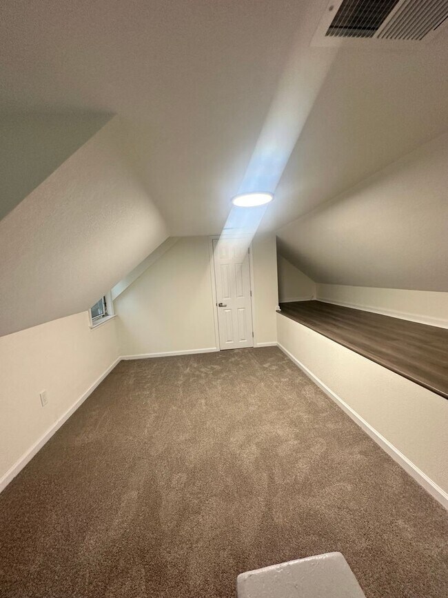 Building Photo - Newly renovated house for lease!