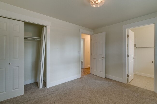 Building Photo - Amazing Updated Rambler in Kirkland with B...