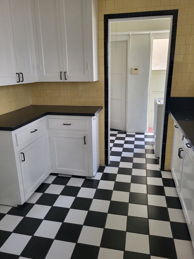 Building Photo - 346 N Alfred St