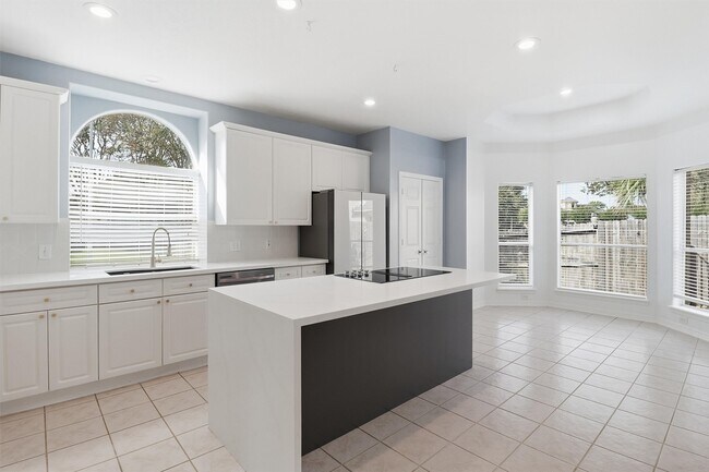 Building Photo - 201 Las Brisas St