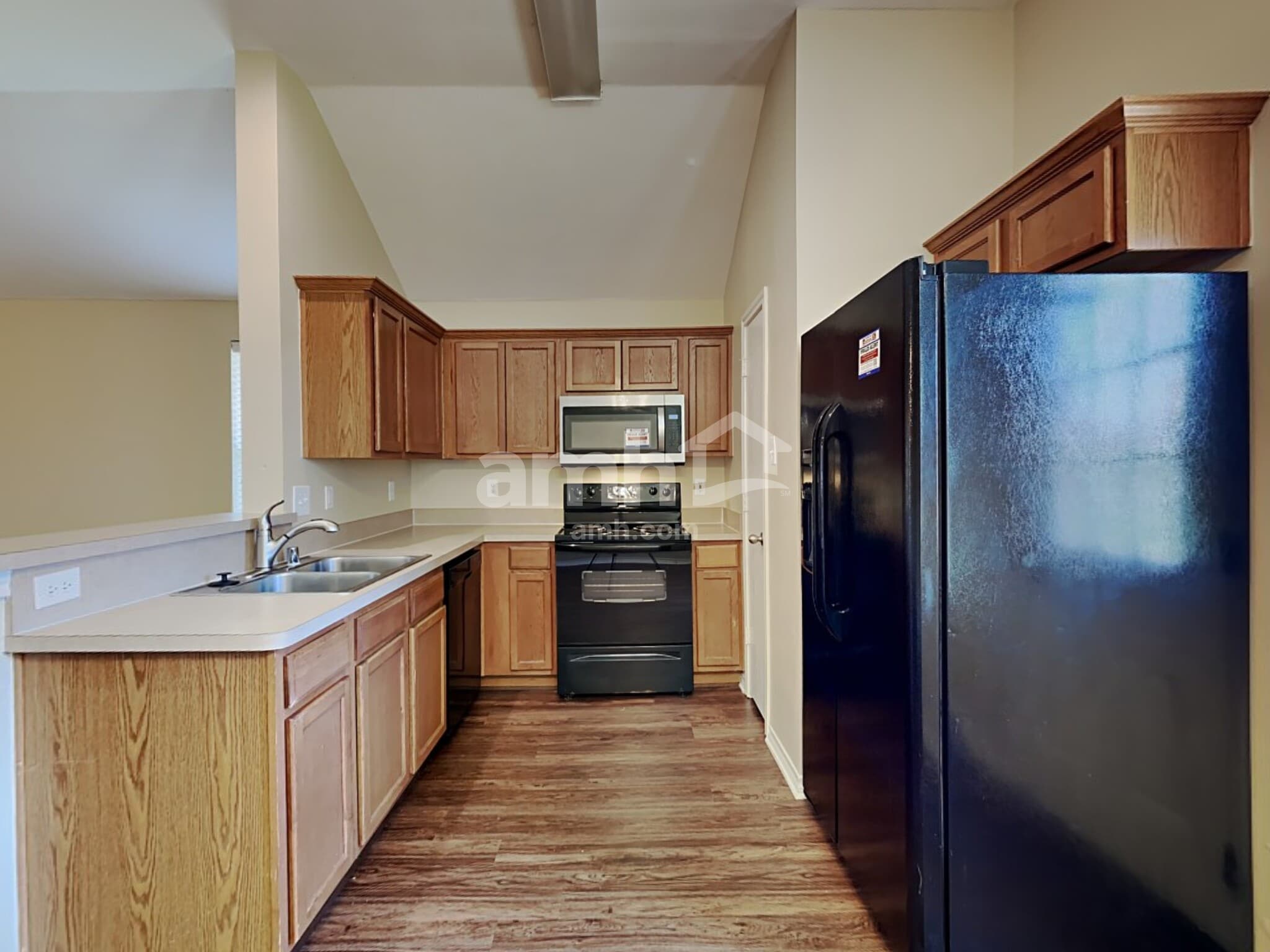 Building Photo - 3013 Lake Side Dr