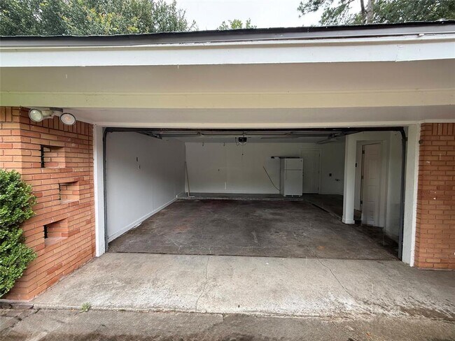 Building Photo - 4070 McDermed Dr