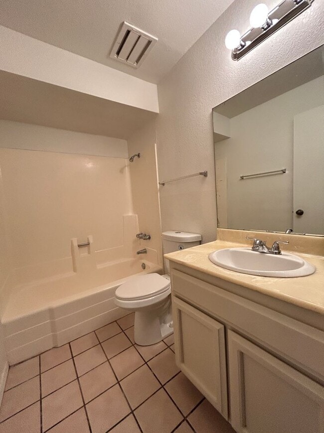 Building Photo - On the Lake, 2 Bed, 2 Bath, Great Views!