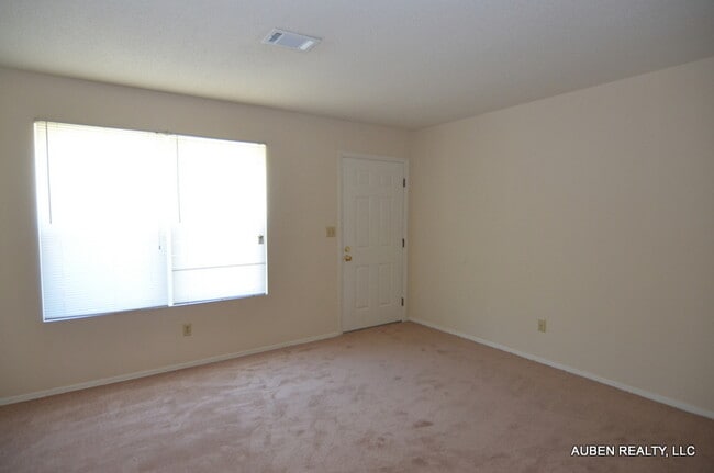 Building Photo - 2 Bedroom Duplex - Section 8 OK!