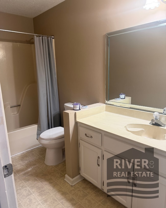 Building Photo - 212 Woodcastle Dr