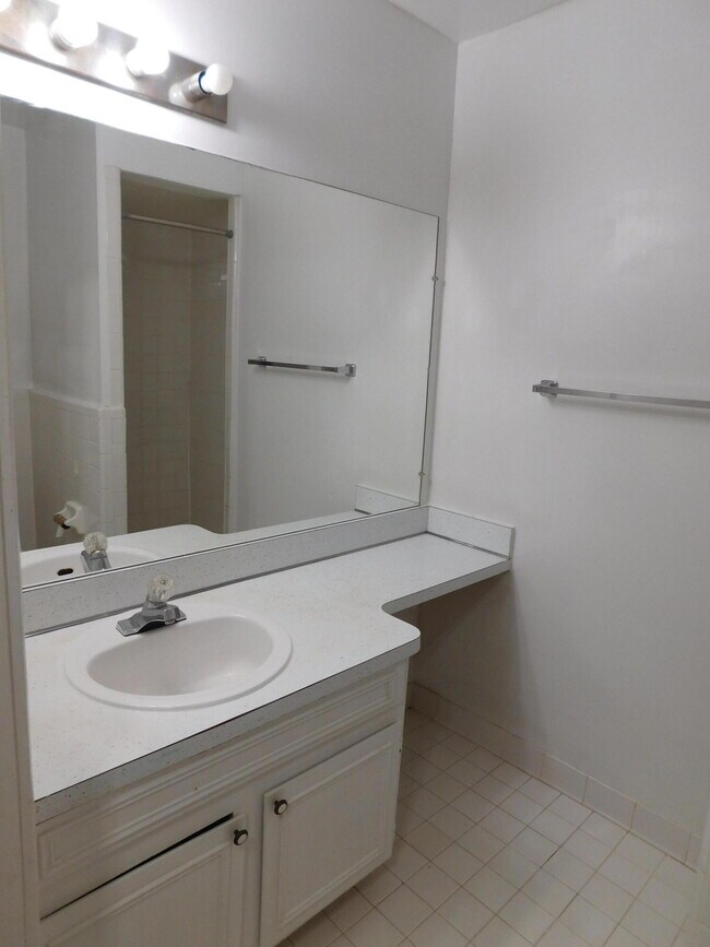 Building Photo - 490 Fox Hills Dr S