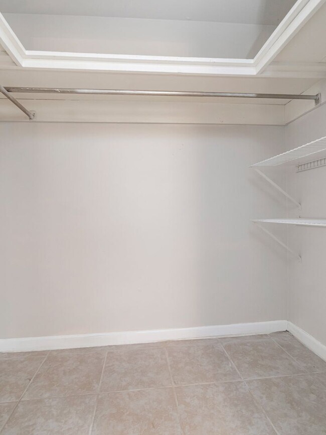Building Photo - Move-In Ready 1BR/1BA Duplex in Brandon, FL — $1,295/Month, Across from Brandon Mall