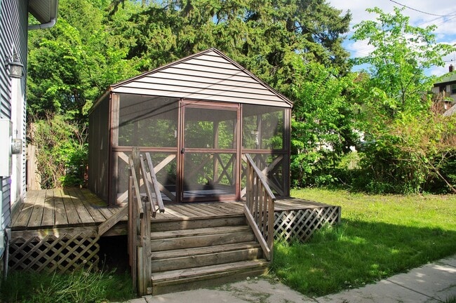 Building Photo - Charming 3 Bedroom Home Near West St. Paul!!