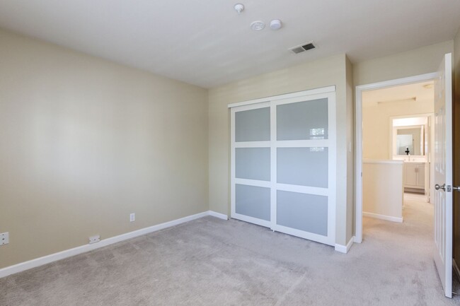 Building Photo - 3 Bed / 2.5 Bath bright and spacious home ...