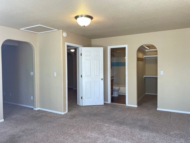 Building Photo - Spacious & Unique 3BD/2BA Townhome w/ Gara...