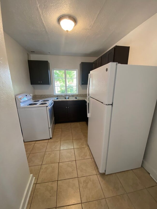 Building Photo - 2 bedroom 1 bath house