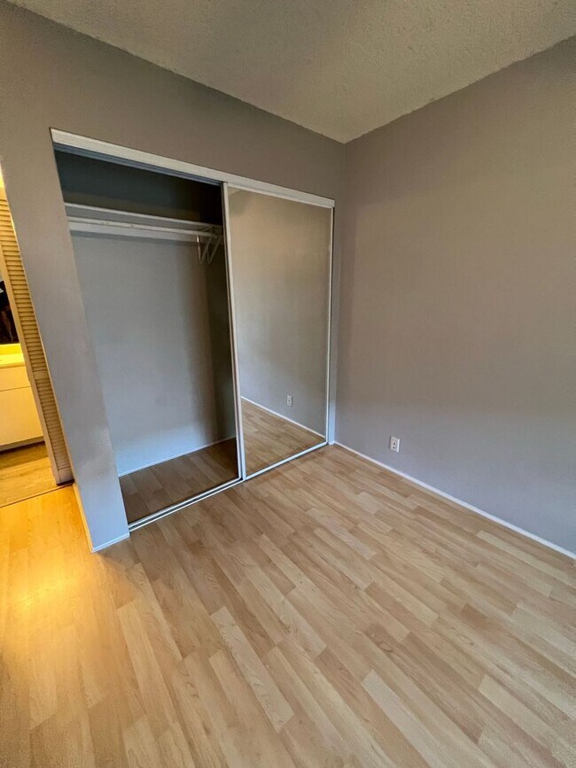 Building Photo - Upstairs Corner Unit 1 Bedroom/1 Bath Town...