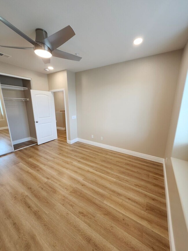 Building Photo - Luxurious 4-Bedroom View Home in Desirable...