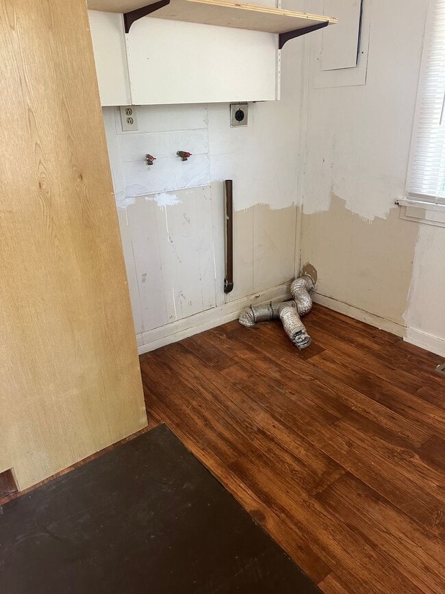 Building Photo - 2 bedrooms, 1 bath on large lot with garage