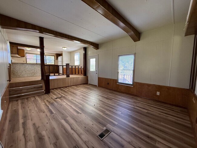 Building Photo - 2 Bedroom 1 Bath Mobile Home in Greeneville, TN