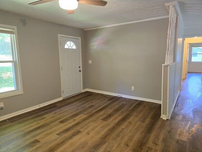Building Photo - Renovated 3 bed 1.5 bath home located in M...