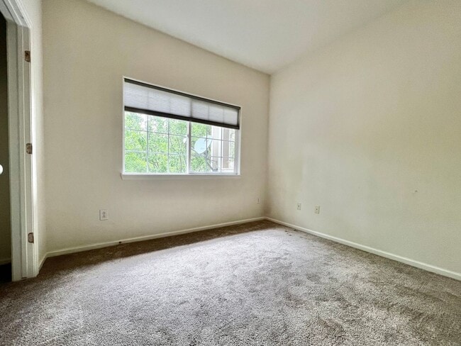 Building Photo - Beautiful Condo in South Fort Collins
