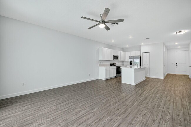 Building Photo - 305 SE Crossoak Ln