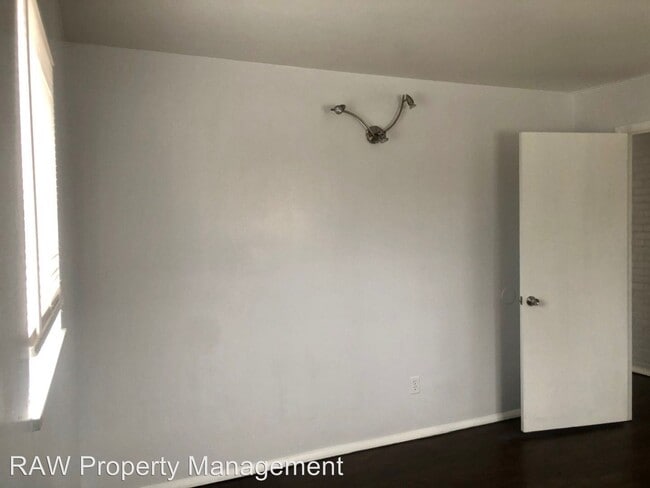 Building Photo - 2323 Beechmont Ave