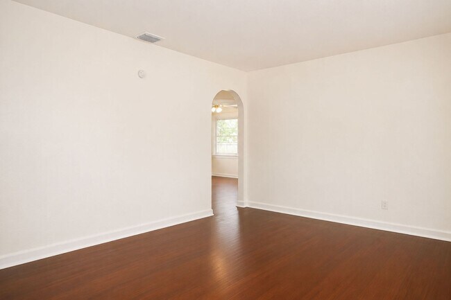 Building Photo - 2 Bedroom, 1 Bathroom Home for Rent in St Pete!