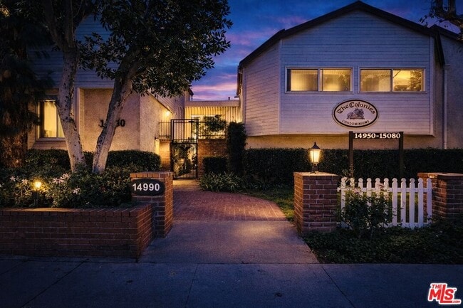 Building Photo - 14990 Victory Blvd