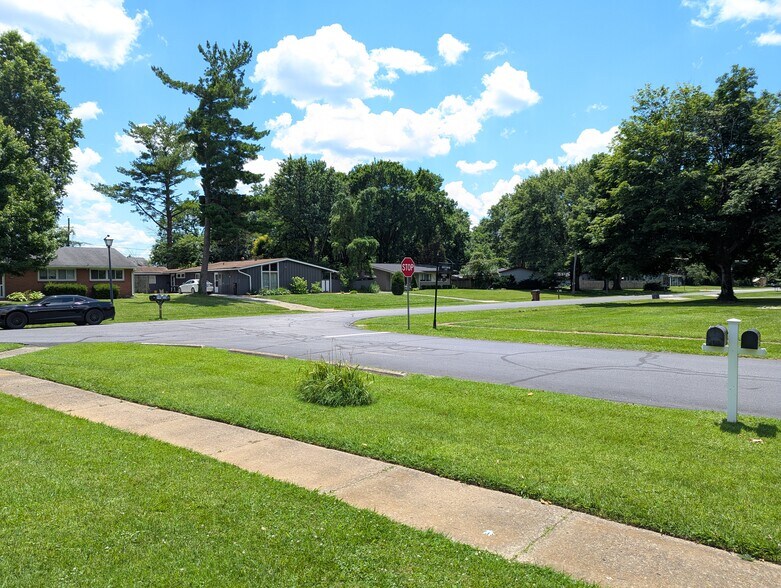 Building Photo - 1701 Brentmoor Ln