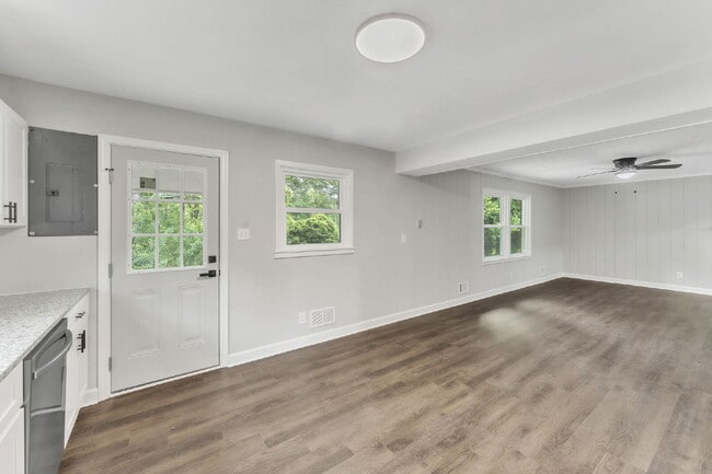 Building Photo - "Charming 3-Bedroom Spartanburg Retreat wi...