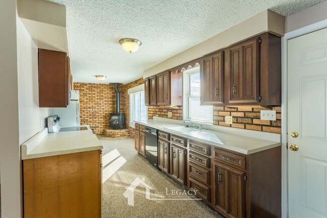 Building Photo - 250 Siskin St