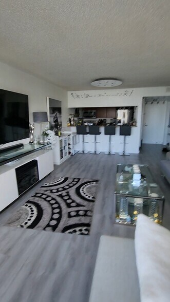 Living room - 7601 E Treasure Dr