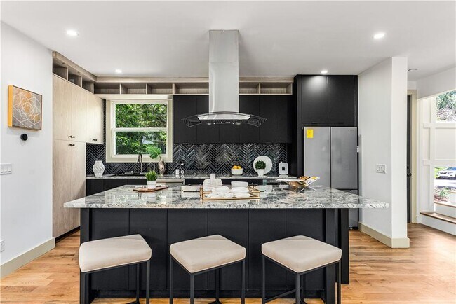 Building Photo - 335 Eureka Dr NE