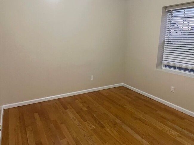 Building Photo - Apartment showing Weekend at 1PM. near Tra...