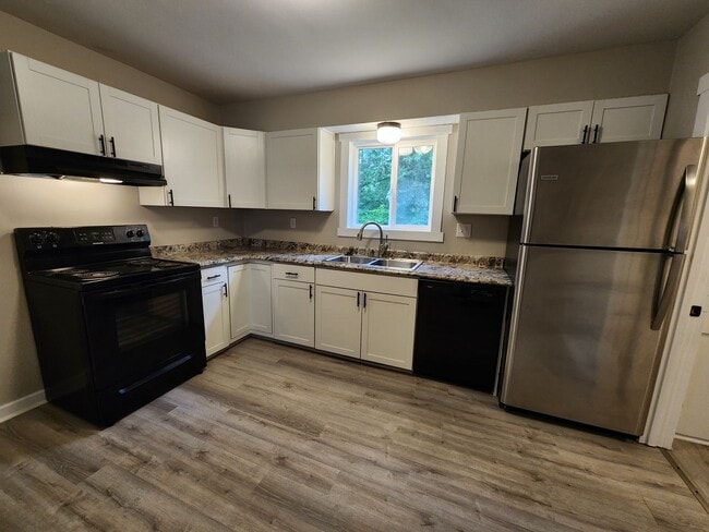 Building Photo - Spacious 3-Bedroom, 1-Bathroom Home AVAILABLE NOW!!