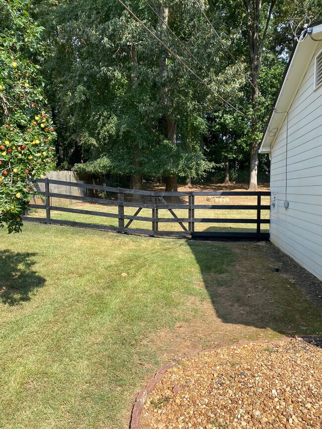 Building Photo - 1565 Pinebreeze Dr