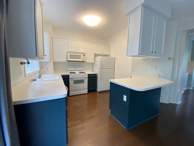 Building Photo - Beautiful Two Bedroom Townhome in Plymouth for $2,299.00/month!