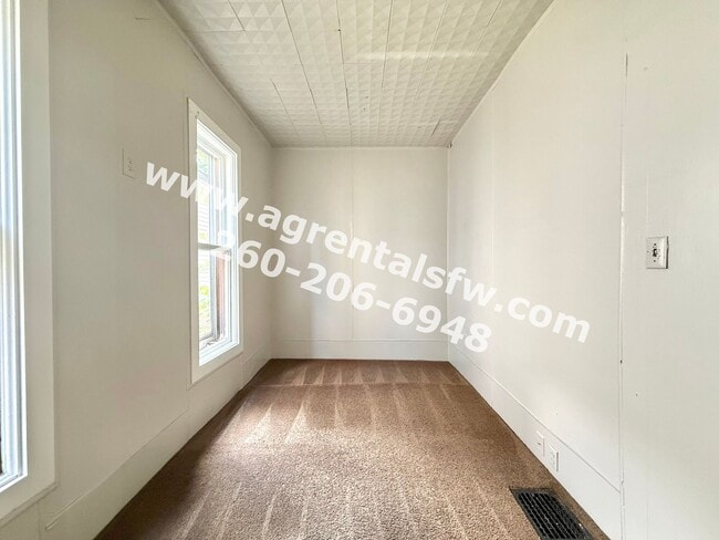 Building Photo - 2 bedroom house
