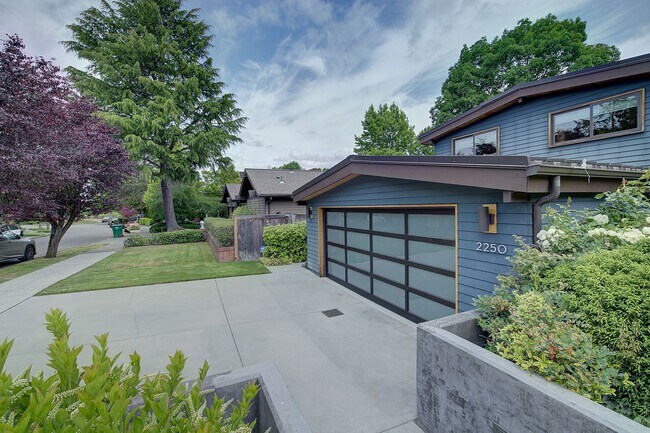Building Photo - 4Bd/2.5Ba Seattle Home