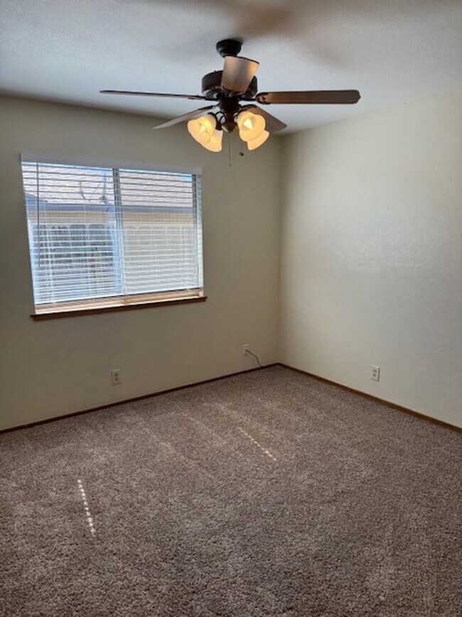 Building Photo - Lake Forest Estates Home Close to Shopping...