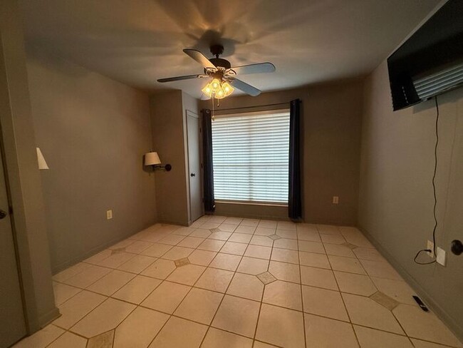 Building Photo - Pensacola - 32526- 4 bedroom, 2 bathroom - pool and lawn care included