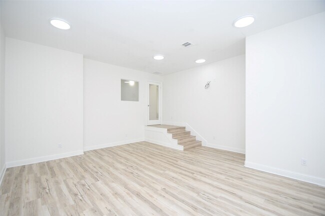 Building Photo - 422 Mignon Ln