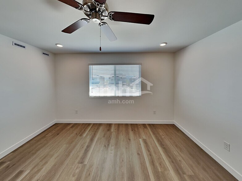 Building Photo - 9658 N Avenida Lucena
