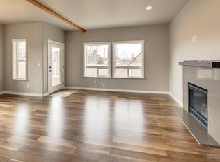 Building Photo - NW Townhome with Beautiful Finishes!